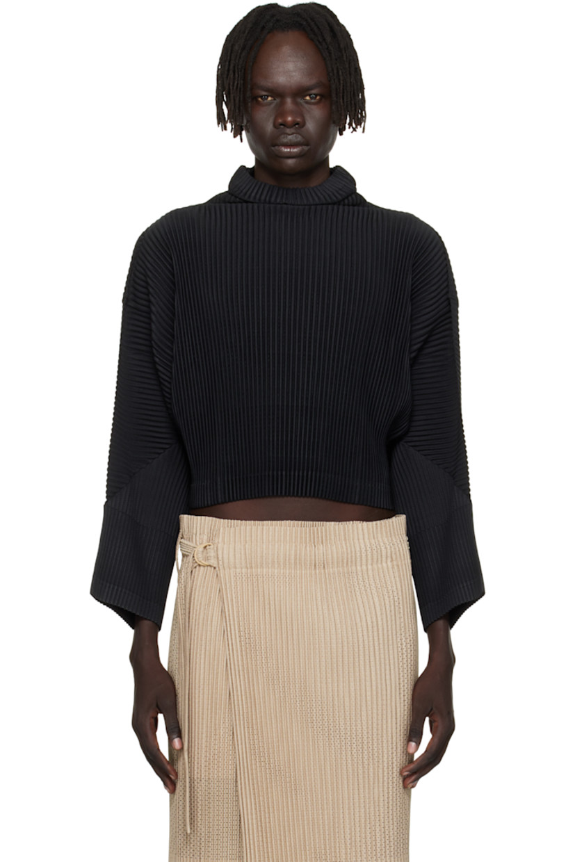 Lightweight garment-pleated tricot turtleneck. 

· Quick-drying
· Cropped hem
· Dolman sleeves

Supplier color: Black