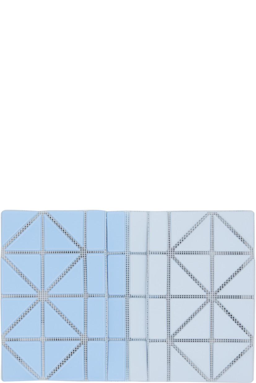 Mesh bifold card holder.

· Signature triangular vinyl appliqués throughout
· Logo embossed at face
· Two patch pockets
· Faille lining
· H3.25" x W4.5"

Supplier color: Light blue/Blue