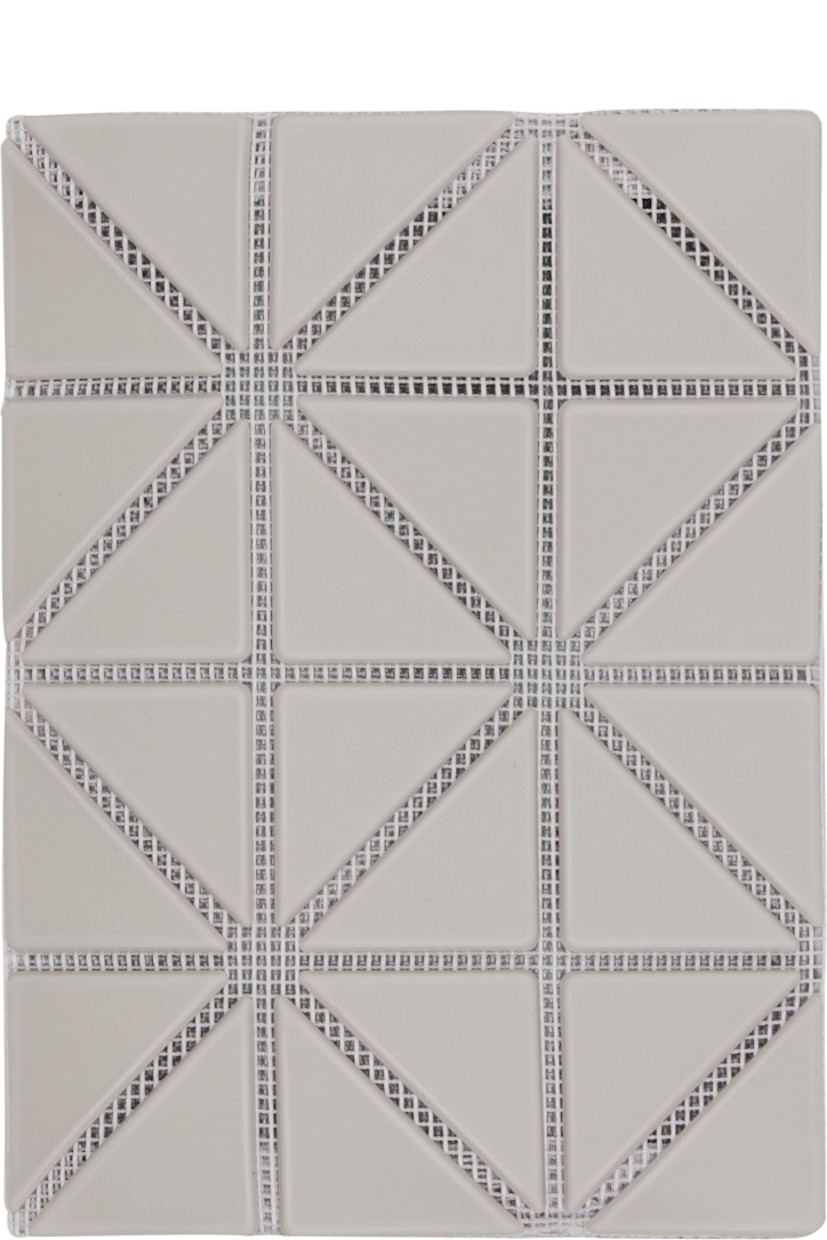Mesh bifold card holder.

· Signature triangular vinyl appliqués throughout
· Logo embossed at face
· Two patch pockets
· Faille lining
· H3.25" x W4.5"

Supplier color: Light gray/Gray