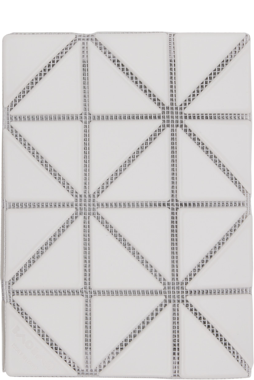 Mesh bifold card holder.

· Signature triangular vinyl appliqués throughout
· Logo embossed at face
· Two patch pockets
· Faille lining
· H3.25" x W4.5"

Supplier color: Light gray/Gray