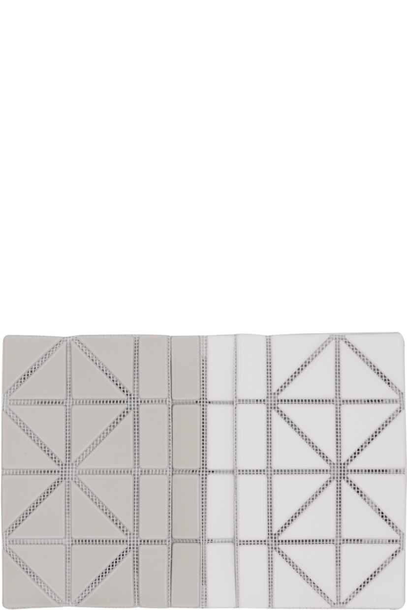 Mesh bifold card holder.

· Signature triangular vinyl appliqués throughout
· Logo embossed at face
· Two patch pockets
· Faille lining
· H3.25" x W4.5"

Supplier color: Light gray/Gray