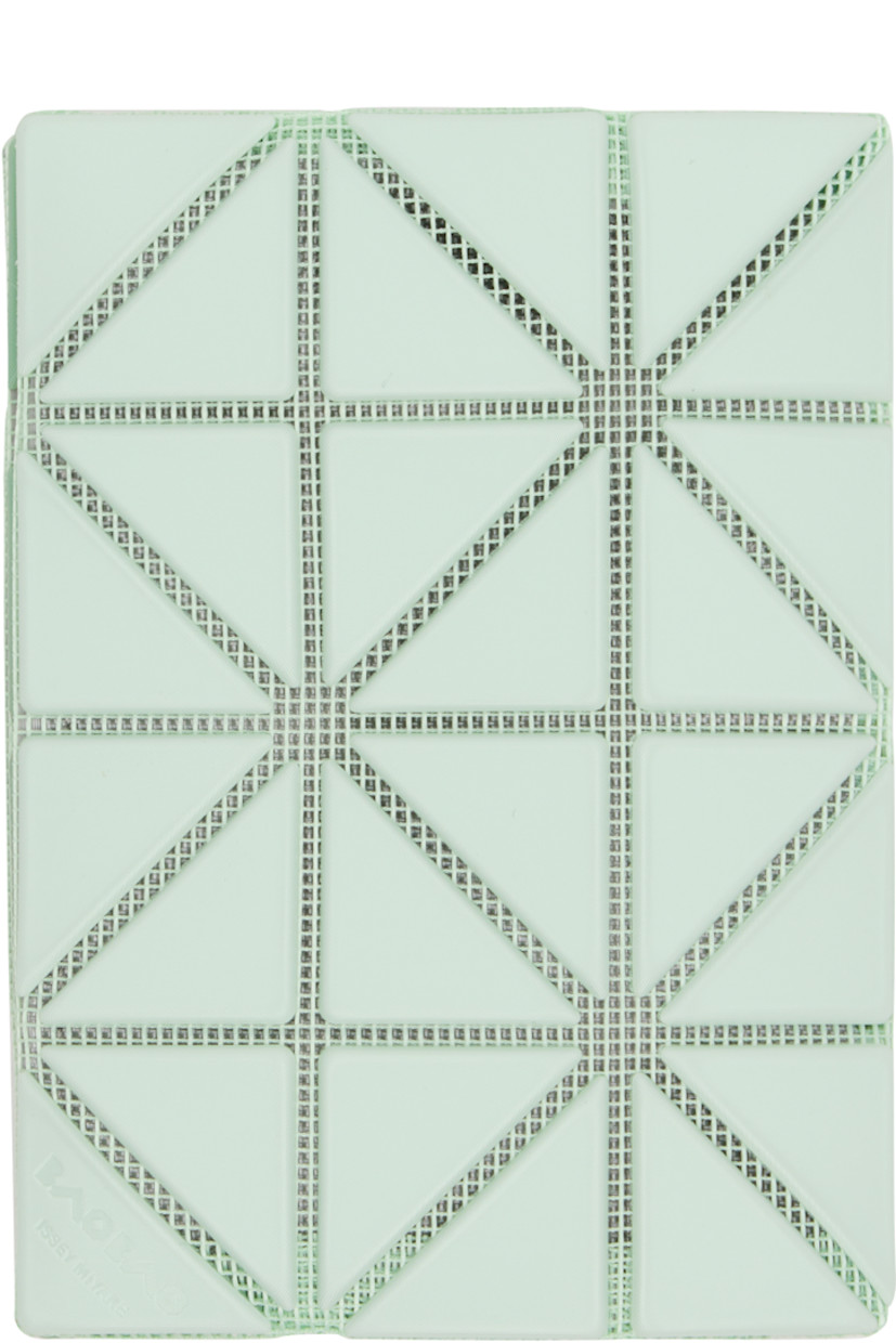 Mesh bifold card holder.

· Signature triangular vinyl appliqués throughout
· Logo embossed at face
· Two patch pockets
· Faille lining
· H3.25" x W4.5"

Supplier color: Light green/Green