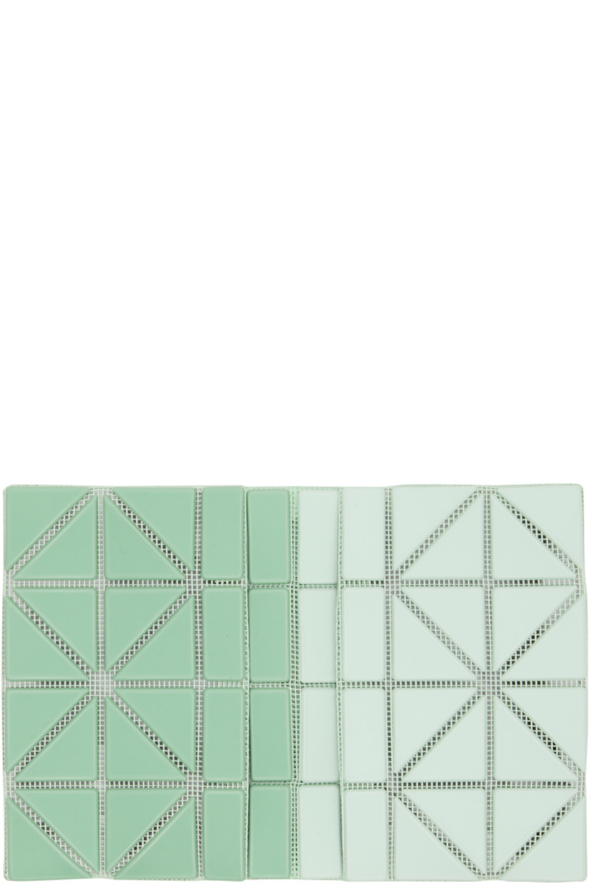 Mesh bifold card holder.

· Signature triangular vinyl appliqués throughout
· Logo embossed at face
· Two patch pockets
· Faille lining
· H3.25" x W4.5"

Supplier color: Light green/Green