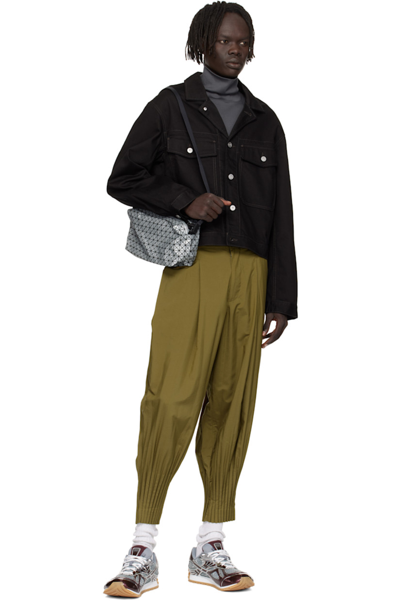 Twill messenger bag.

· Triangular reflective vinyl appliqués throughout
· Adjustable crossbody strap
· Zip closure
· Zip pocket at interior
· H5.5" x W11" x D6"

Supplier color: Silver