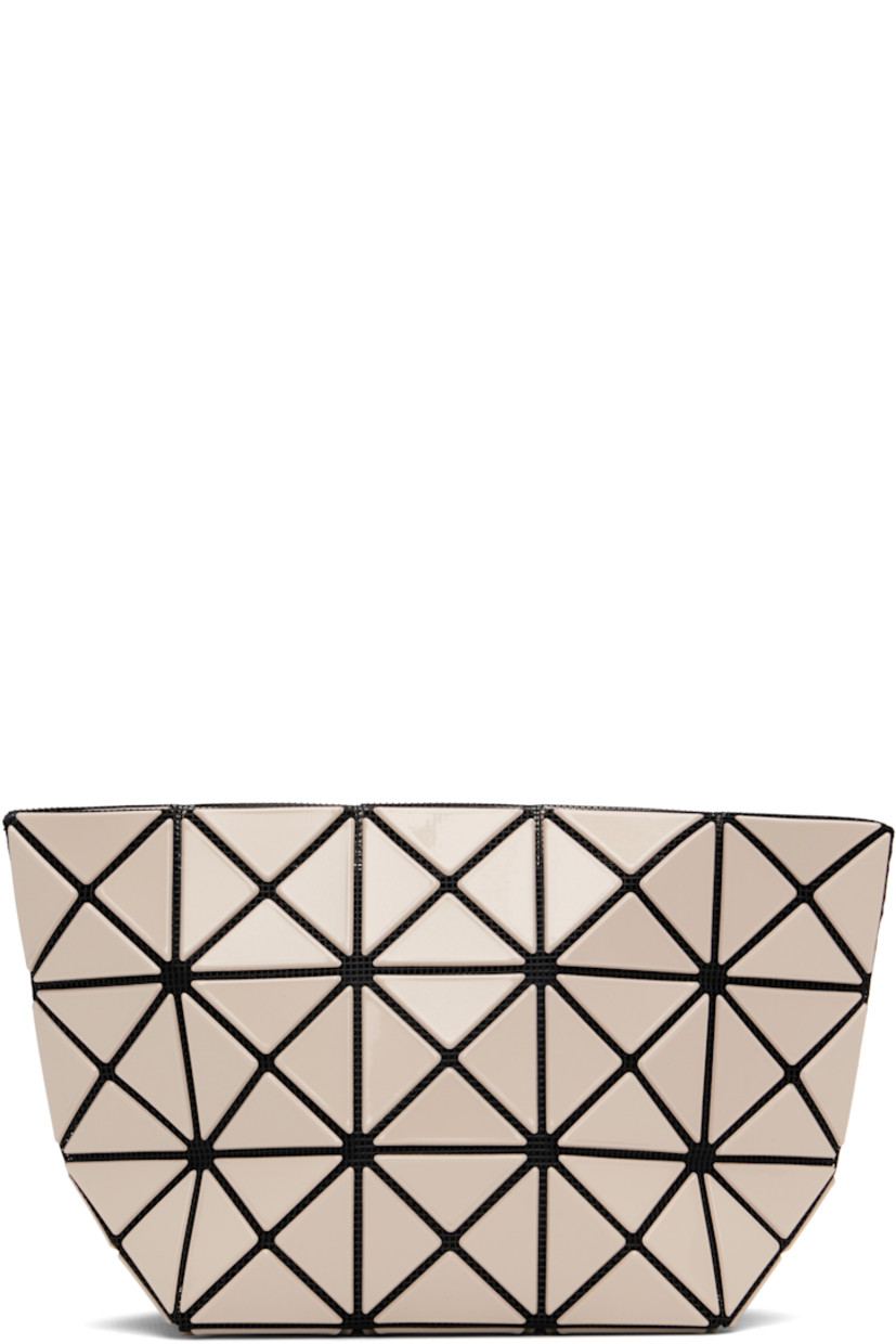 Mesh pouch.

· Signature triangular vinyl appliqués in beige throughout
· Zip closure
· Logo-woven canvas lining 
· H4.5" x W8" x D3"

Supplier color: Beige