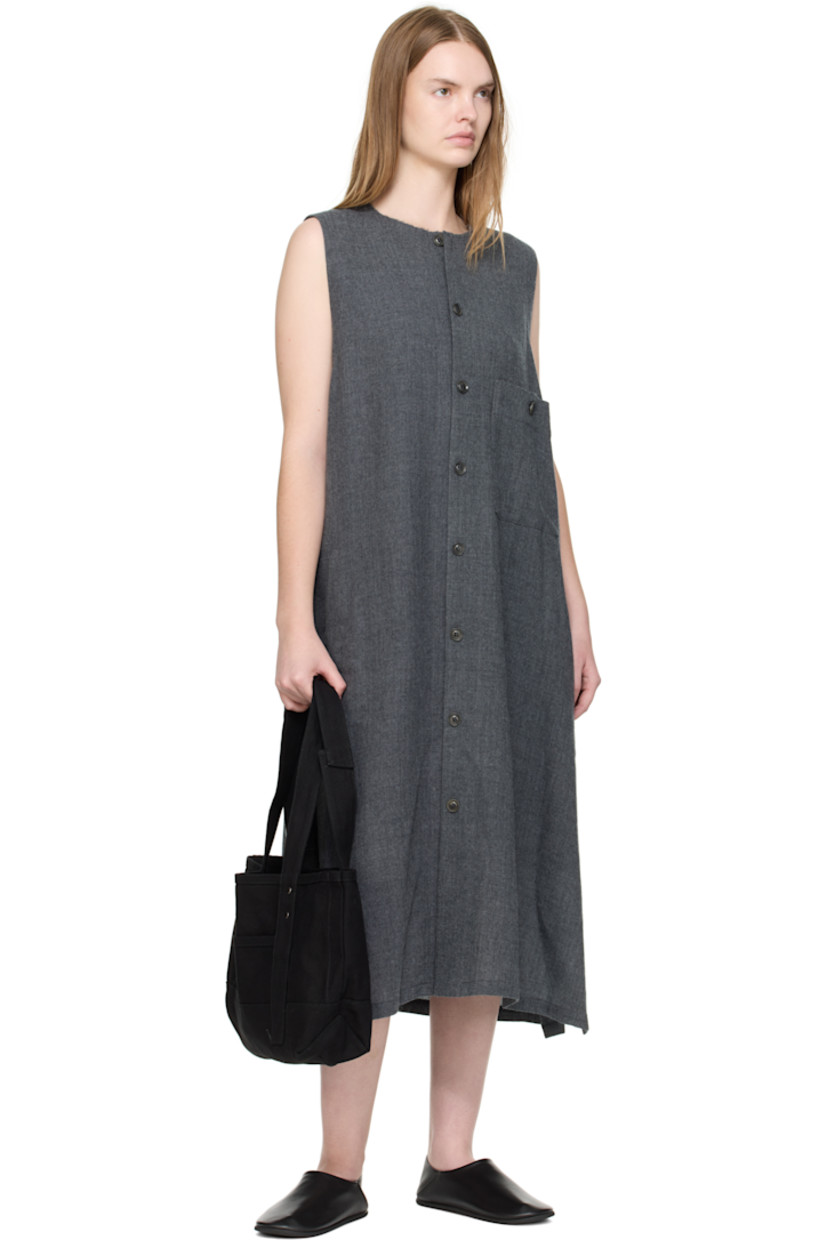 Cotton canvas tote.

· Fixed twin carry handles
· D-ring at face
· Patch pocket at face and back face
· Press-stud closure
· Bottle sleeve at interior
· Unlined
· H9.5" x W18" x D4"

Supplier color: Black