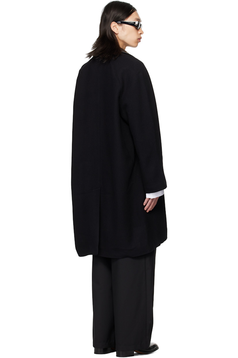 Brushed wool broken twill coat.

· Pin-buckle fastening at buffed sheepskin spread collar
· Concealed button closure
· Welt pockets at waist
· Raglan sleeves
· Central vent at back hem
· Full satin lining

Supplier color: Black