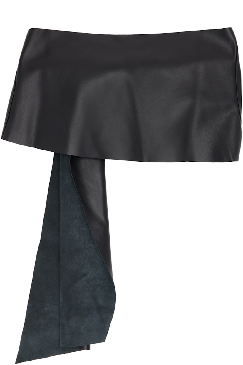 Grained leather waist belt. 

· Draping at pin-buckle fastening 
· Silver-tone hardware 
· W9"

Supplier color: Black