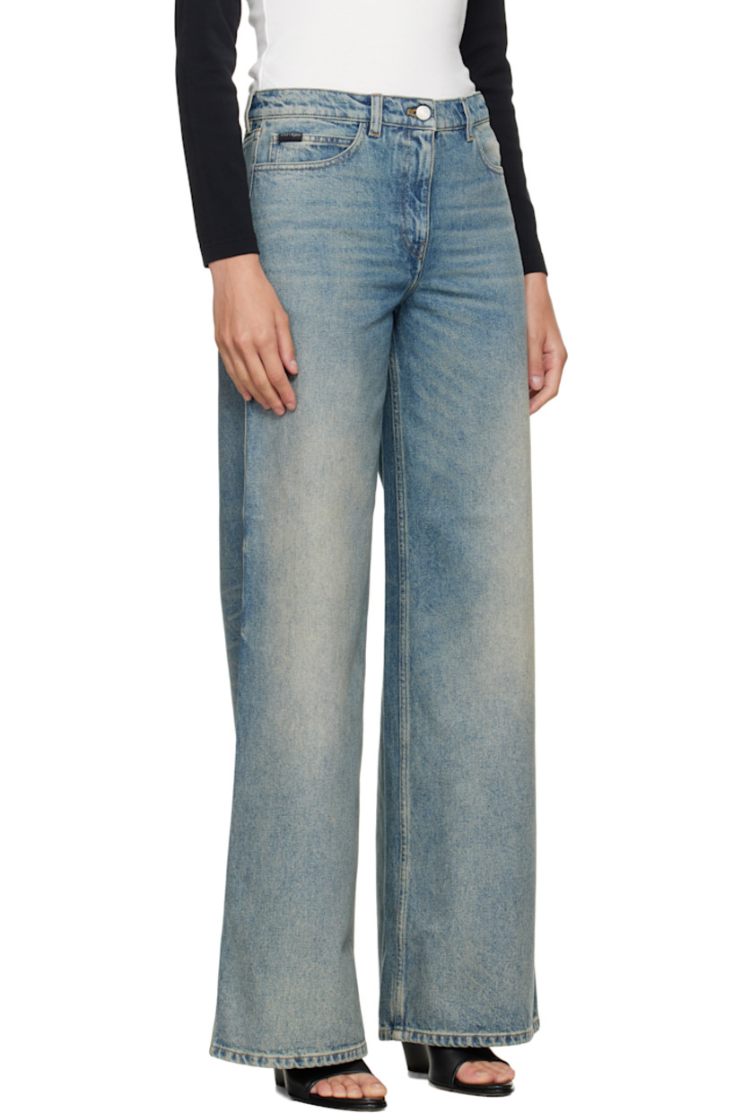 Non-stretch denim jeans.

· Fading and whiskering throughout
· Loose-fit
· Belt loops
· Five-pocket styling
· Zip fly
· Logo patch at coin pocket
· Logo embroidered at back pocket
· Hammer loop and welt pocket at back leg
· Contrast stitching in tan

Supplier color: Vintage medium blue