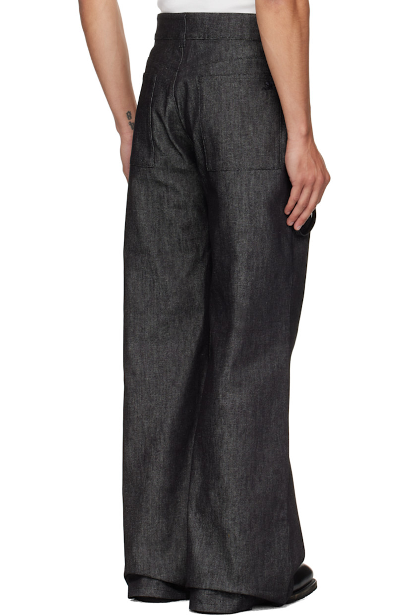 Stretch denim jeans.

· Belt loops
· Four-pocket styling
· Zip fly
· Detachable strap at front and back pocket
· Embroidered logo at back pocket

Supplier color: Black