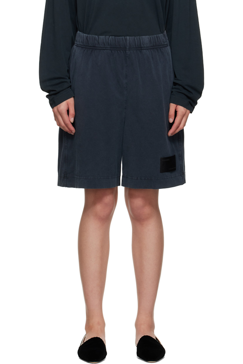 170 gsm organic cotton jersey shorts.

· Garment-dyed
· Fading throughout
· Concealed drawstring at elasticized waistband
· Two-pocket styling
· Logo patch at cuff

Supplier color: Washed black