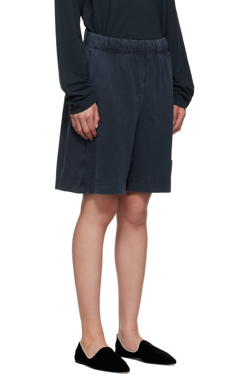170 gsm organic cotton jersey shorts.

· Garment-dyed
· Fading throughout
· Concealed drawstring at elasticized waistband
· Two-pocket styling
· Logo patch at cuff

Supplier color: Washed black