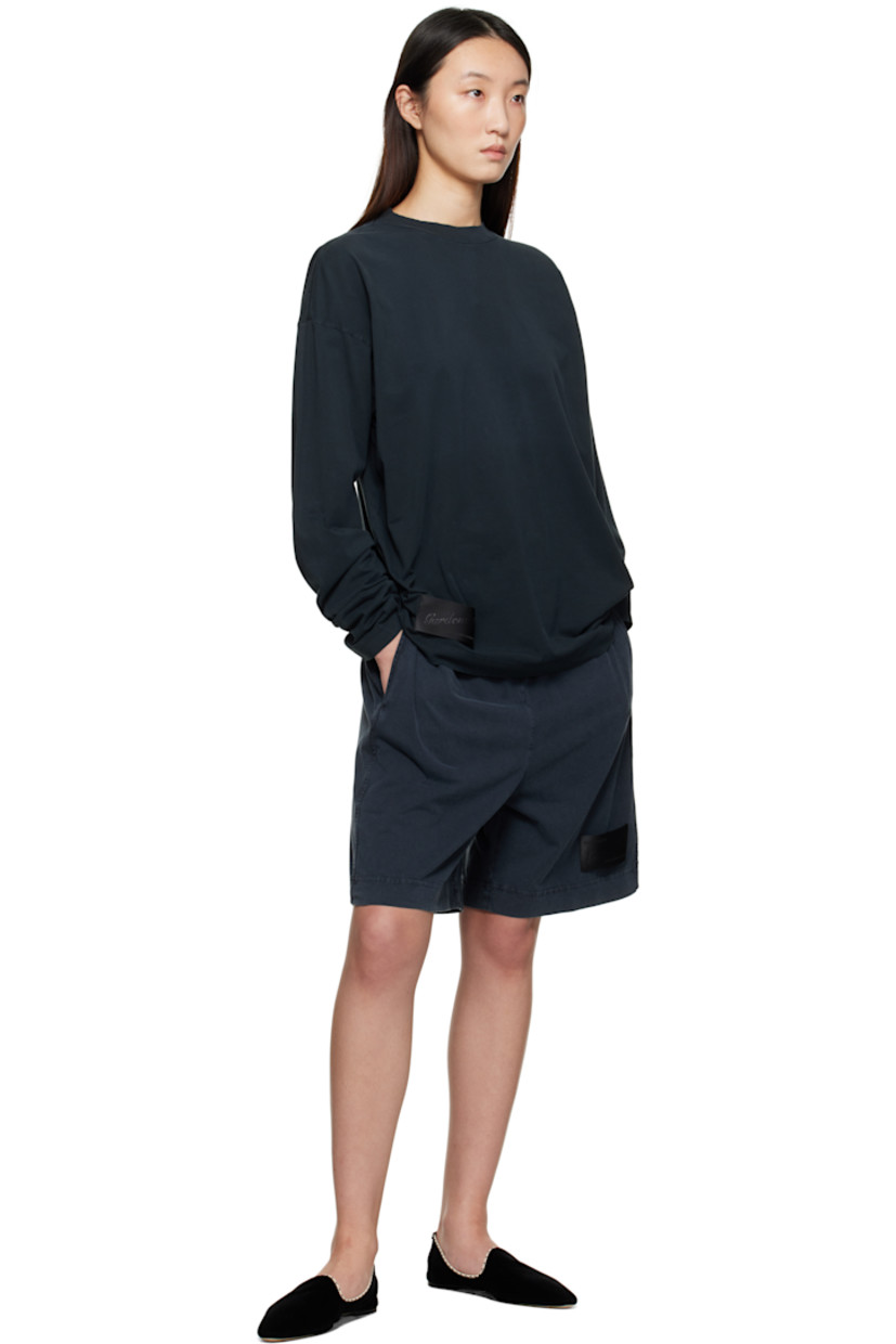 170 gsm organic cotton jersey shorts.

· Garment-dyed
· Fading throughout
· Concealed drawstring at elasticized waistband
· Two-pocket styling
· Logo patch at cuff

Supplier color: Washed black