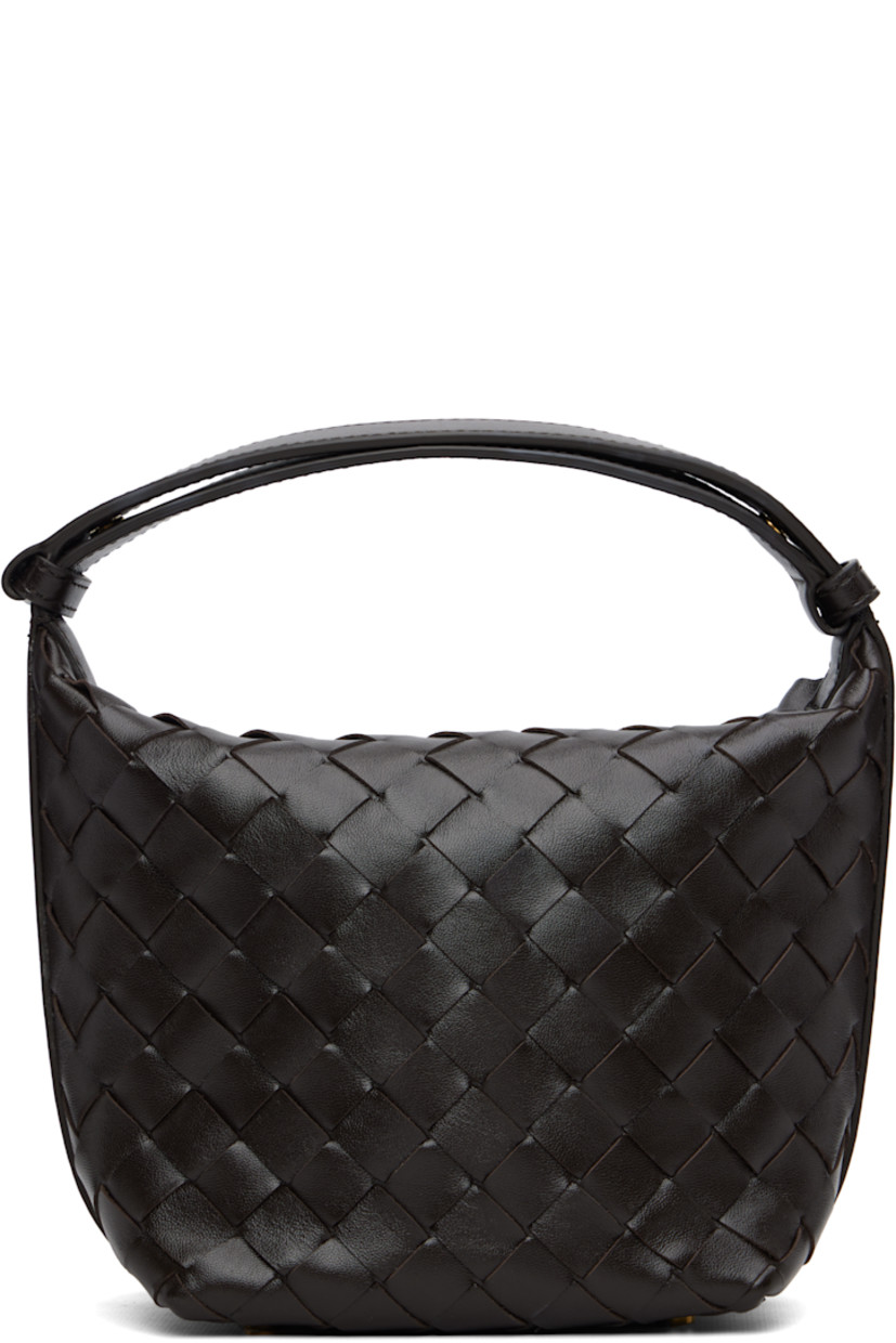 Intrecciato-woven grained calfskin shoulder bag.

· Adjustable post-stud shoulder strap
· Bumper studs at base
· Zip closure
· H6.75" x W8" x D4.5"

Supplier color: Fondant/Gold