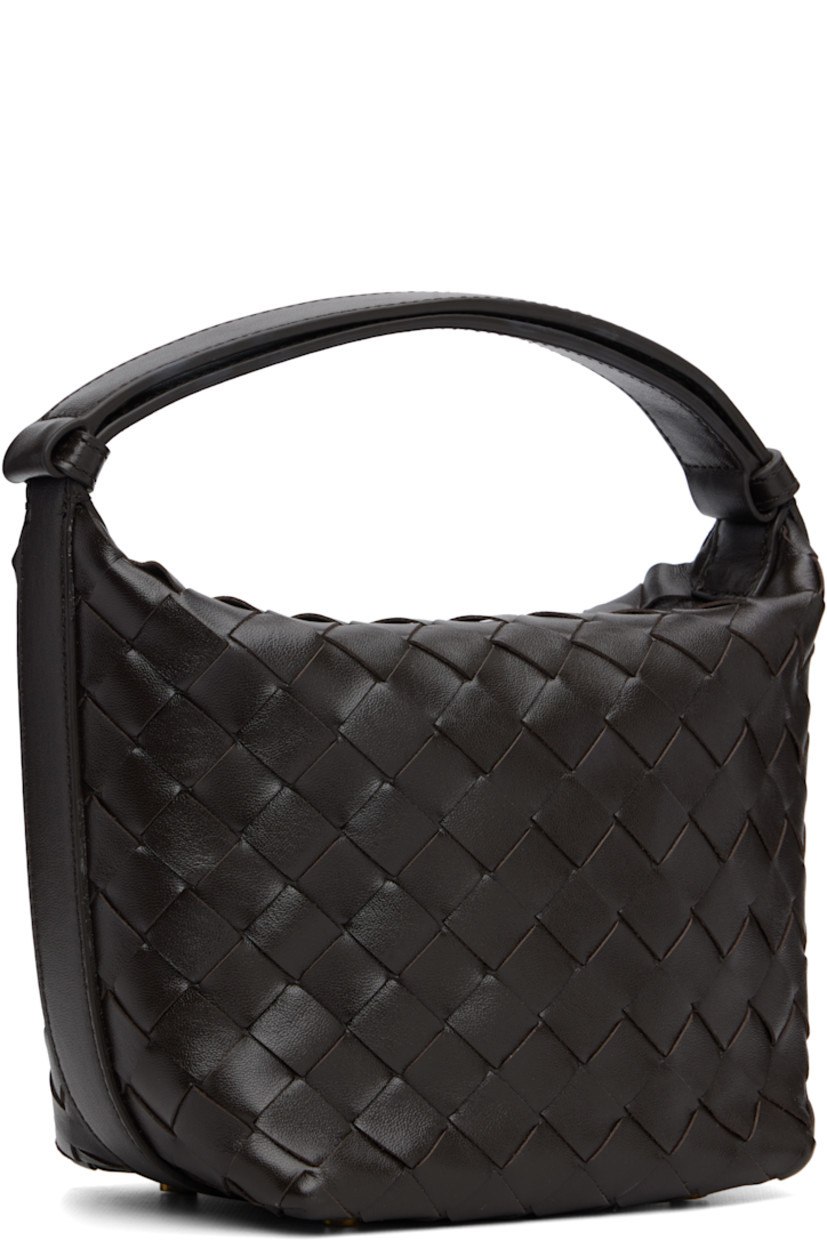 Intrecciato-woven grained calfskin shoulder bag.

· Adjustable post-stud shoulder strap
· Bumper studs at base
· Zip closure
· H6.75" x W8" x D4.5"

Supplier color: Fondant/Gold