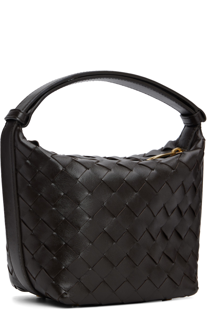 Intrecciato-woven grained calfskin shoulder bag.

· Adjustable post-stud shoulder strap
· Bumper studs at base
· Zip closure
· H6.75" x W8" x D4.5"

Supplier color: Fondant/Gold