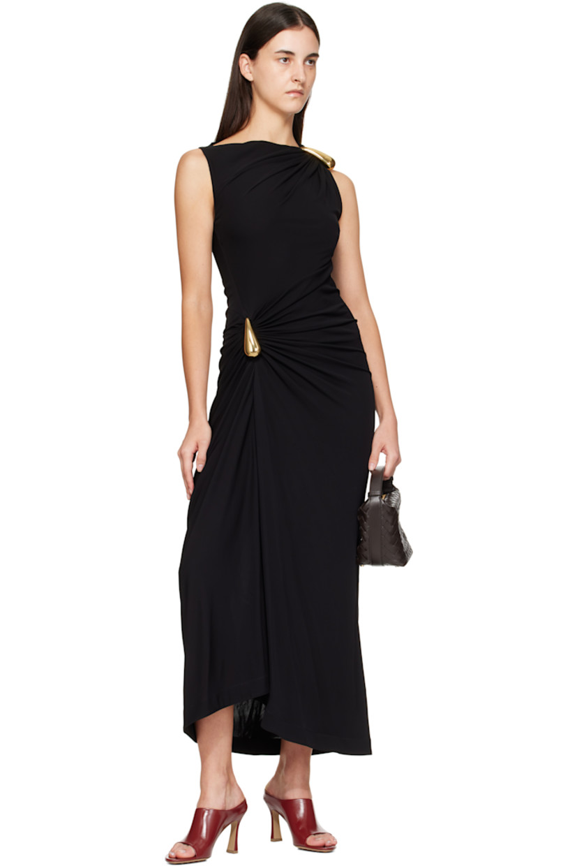 Intrecciato-woven grained calfskin shoulder bag.

· Adjustable post-stud shoulder strap
· Bumper studs at base
· Zip closure
· H6.75" x W8" x D4.5"

Supplier color: Fondant/Gold