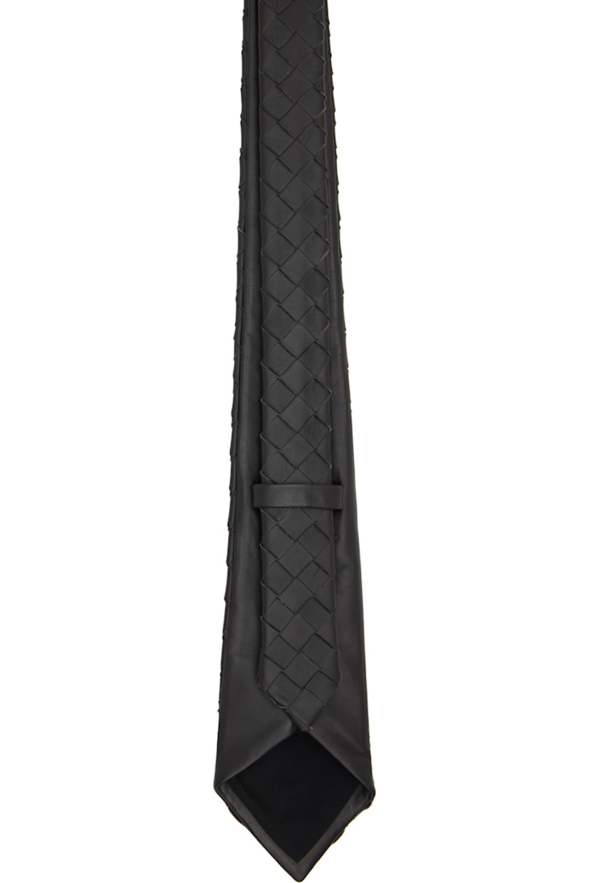 Intrecciato-woven lambskin tie.

· Keeper loop at back face
· Fully lined
· W3.75"

Supplier color: Fondant
