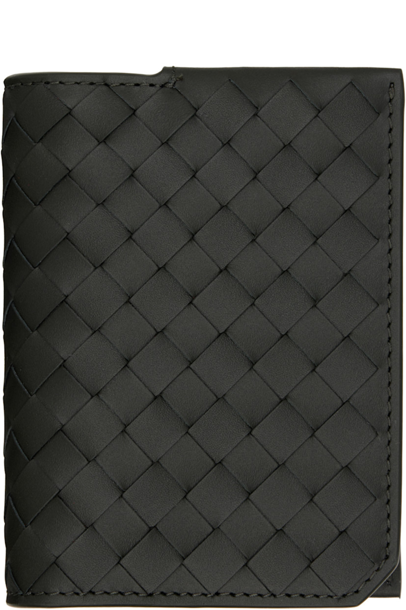 Intrecciato-woven grained calfskin bifold card holder.

· Notched corners
· Six card slots
· Textile and calfskin lining
· H4" x W3.25"

Supplier color: Dark green