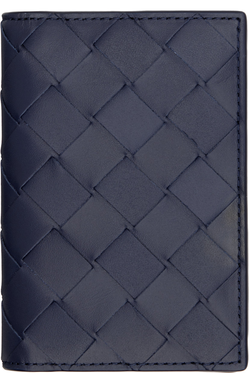 Intrecciato-woven grained calfskin bifold card holder.

· Four card slots
· Two patch pockets
· Textile and calfskin lining in green
· H4.5" x W3"

Supplier color: Abyss/cypress