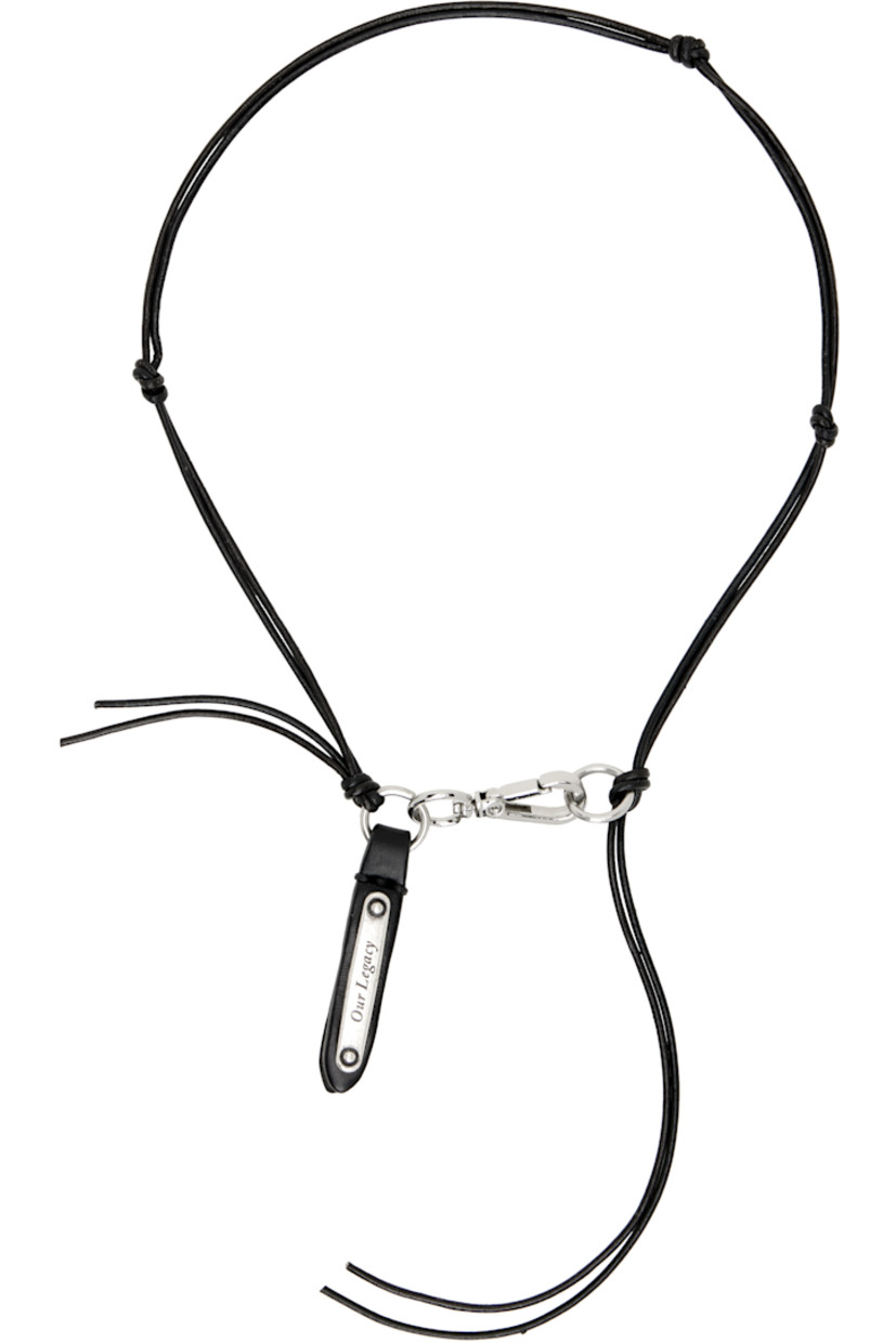 Grained leather cord choker in black. 

· Logo plaque at leather tab 
· Lanyard-clasp fastening 
· Silver-tone hardware
· L16"

Supplier color: Fudge liquorice leather
