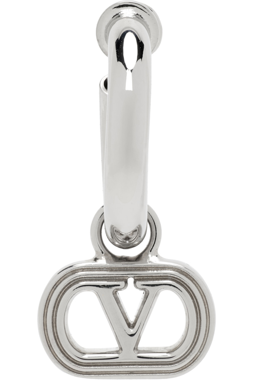 Single drop earring in silver-tone bronze.

· Logo at drop
· Clip-on fastening
· H1.25" x W0.75"

Supplier color: Palladium