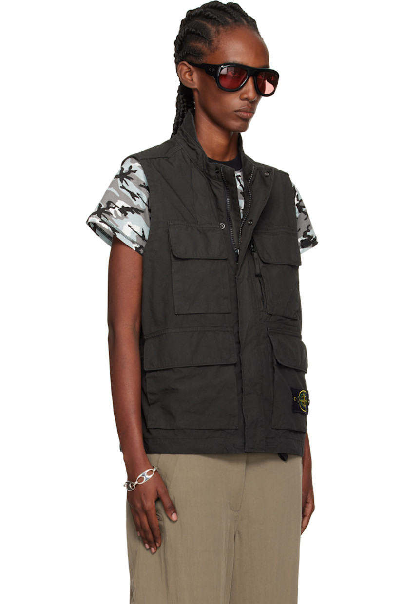 Organic cotton canvas vest.

· Garment-dyed
· Anti-drop coated, water-resistant
· Stand collar
· Two-way zip closure with press-stud placket
· Zip pocket and bellows pockets
· Detachable felted logo patch at front pocket
· Concealed drawstring at hem
· Bellows pocket at back hem

Supplier color: Lead grey