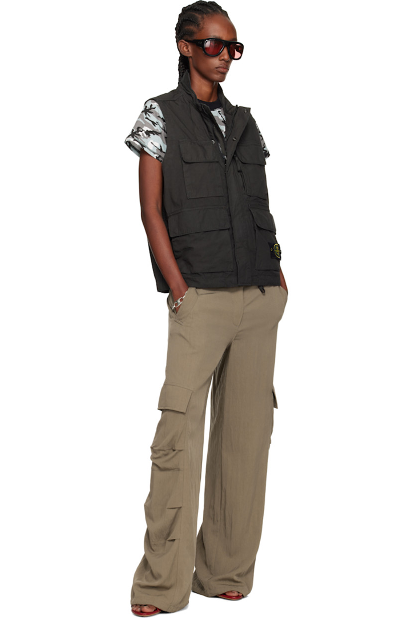 Organic cotton canvas vest.

· Garment-dyed
· Anti-drop coated, water-resistant
· Stand collar
· Two-way zip closure with press-stud placket
· Zip pocket and bellows pockets
· Detachable felted logo patch at front pocket
· Concealed drawstring at hem
· Bellows pocket at back hem

Supplier color: Lead grey