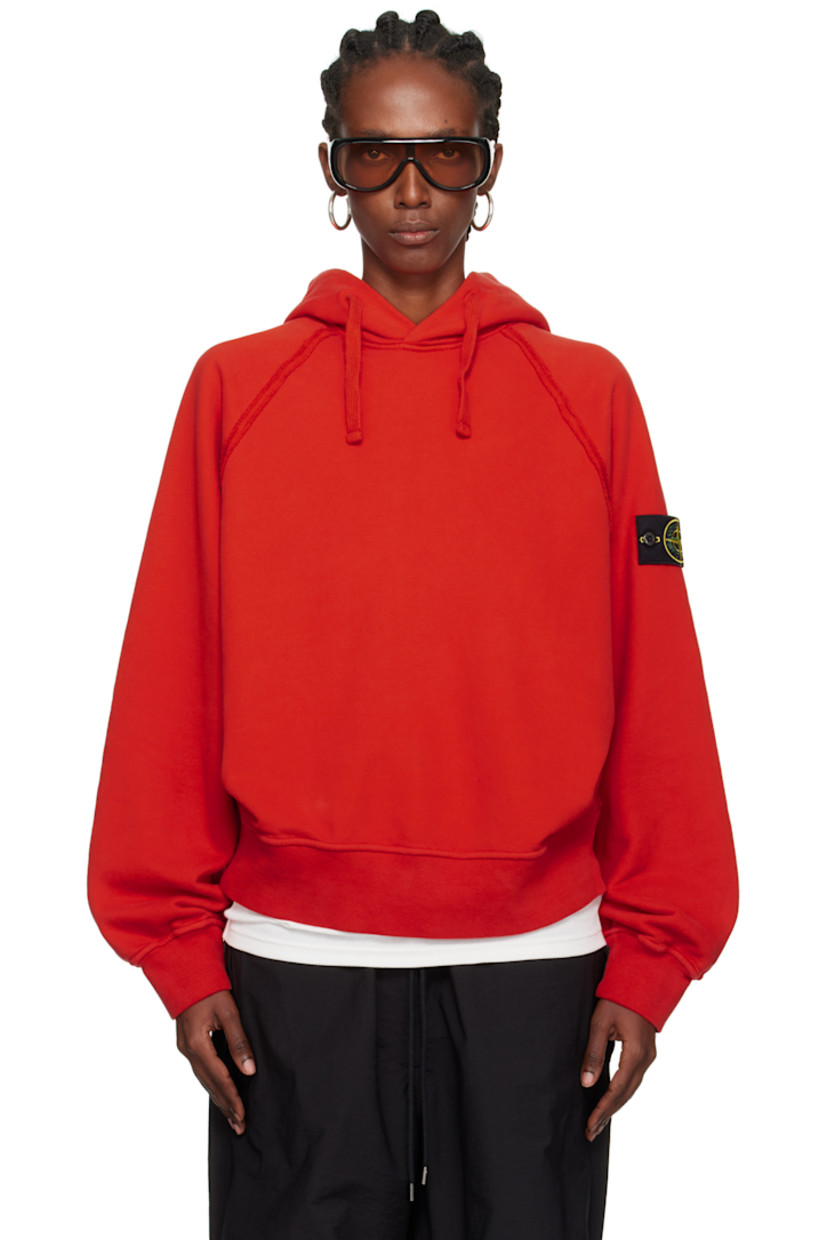 Oversized garment-dyed organic cotton fleece hoodie.

· Drawstring at hood
· Rib-knit hem and cuffs
· Exposed seam at raglan sleeves
· Detachable felted logo patch at sleeve

Supplier color: Scarlatto