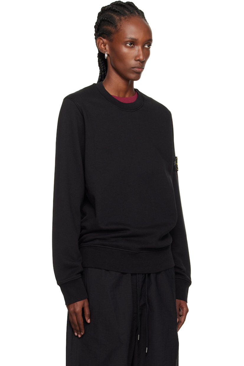 Garment-dyed organic cotton fleece sweatshirt. 

· Overlock stitching throughout
· Rib-knit crewneck, hem, and cuffs
· Detachable felted logo patch at sleeve

Supplier color: Black
