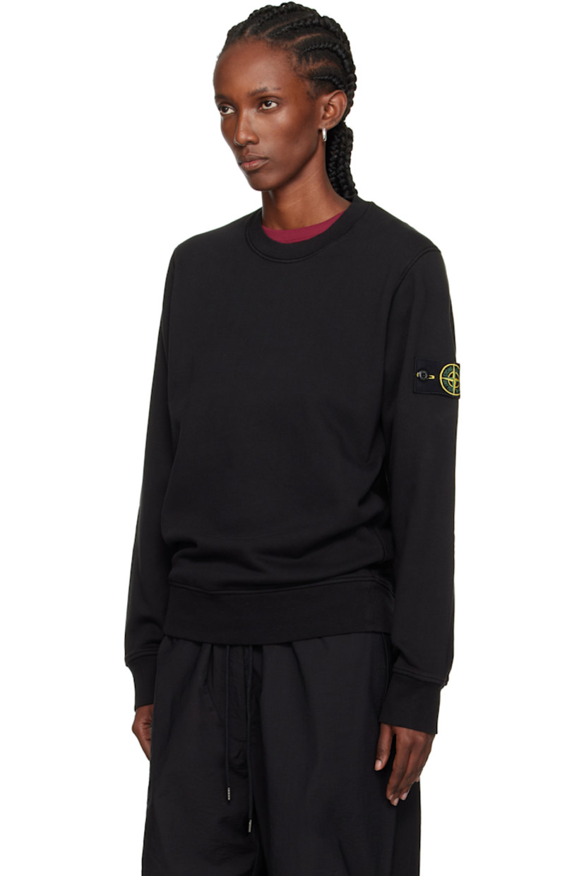Garment-dyed organic cotton fleece sweatshirt. 

· Overlock stitching throughout
· Rib-knit crewneck, hem, and cuffs
· Detachable felted logo patch at sleeve

Supplier color: Black