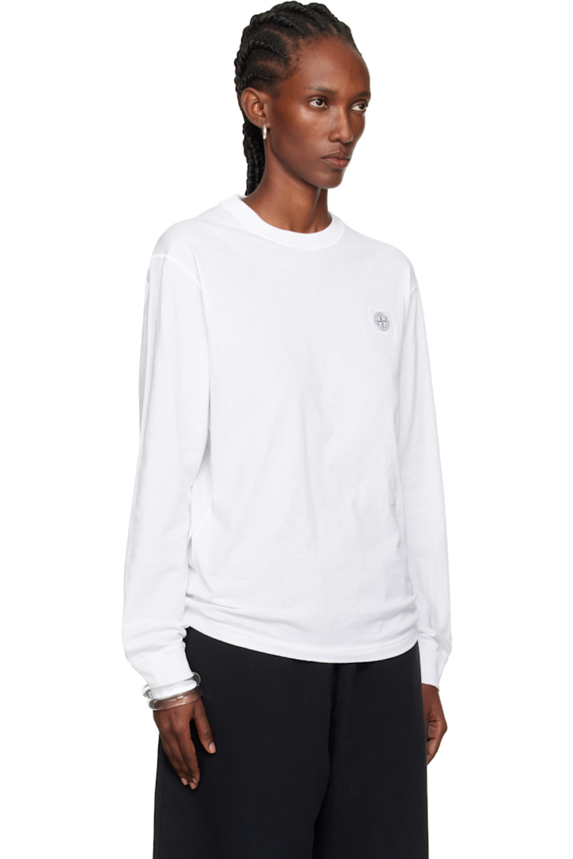 Slim-fit organic cotton jersey T-shirt.

· Overlock stitching throughout
· Garment-dyed
· Rib-knit crewneck and cuffs
· Logo patch at chest

Supplier color: White