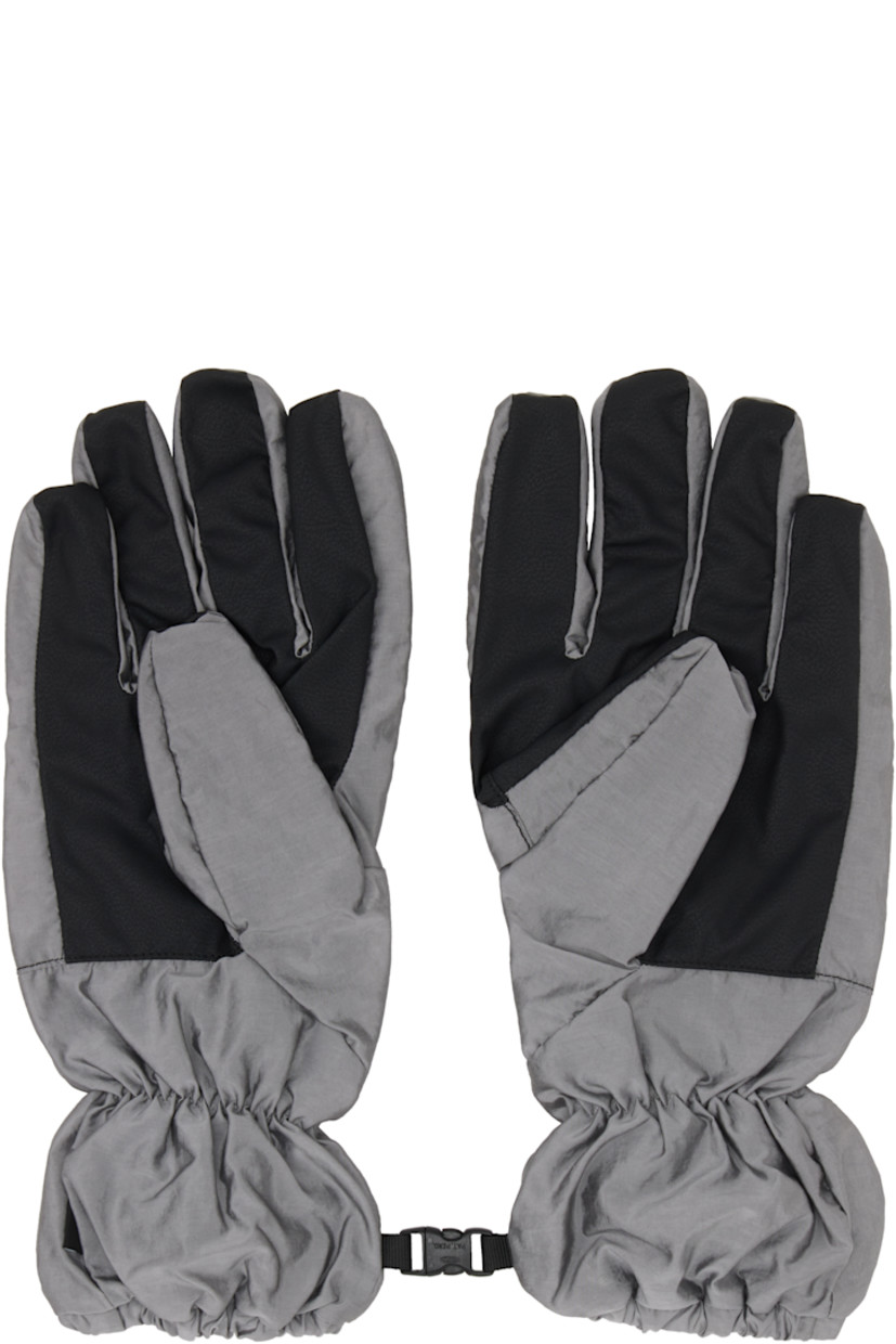 Resin-coated ECONYL® recycled nylon taffeta gloves.

· Logo embroidered at back face
· Press-release fastening at elasticized cuffs
· Faux-leather trim at palm and fingers
· Full nylon mesh lining

Supplier color: Pearl grey