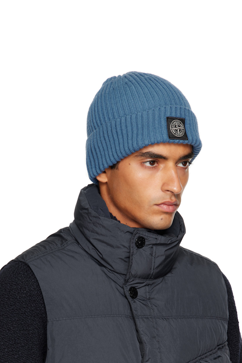 9-gauge rib-knit virgin wool beanie. 

· RWS-certified wool
· Logo patch at face
· Rolled brim 

Supplier color: Blue acciaio