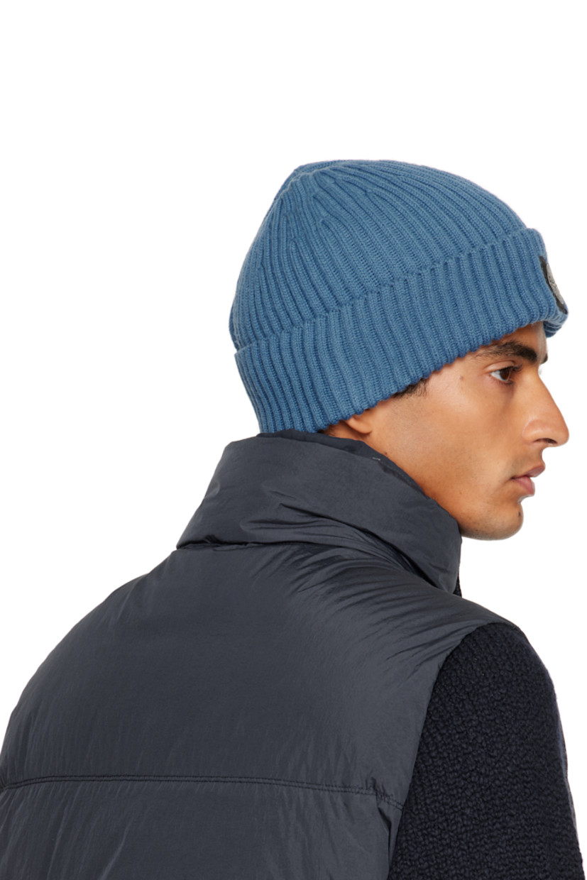 9-gauge rib-knit virgin wool beanie. 

· RWS-certified wool
· Logo patch at face
· Rolled brim 

Supplier color: Blue acciaio