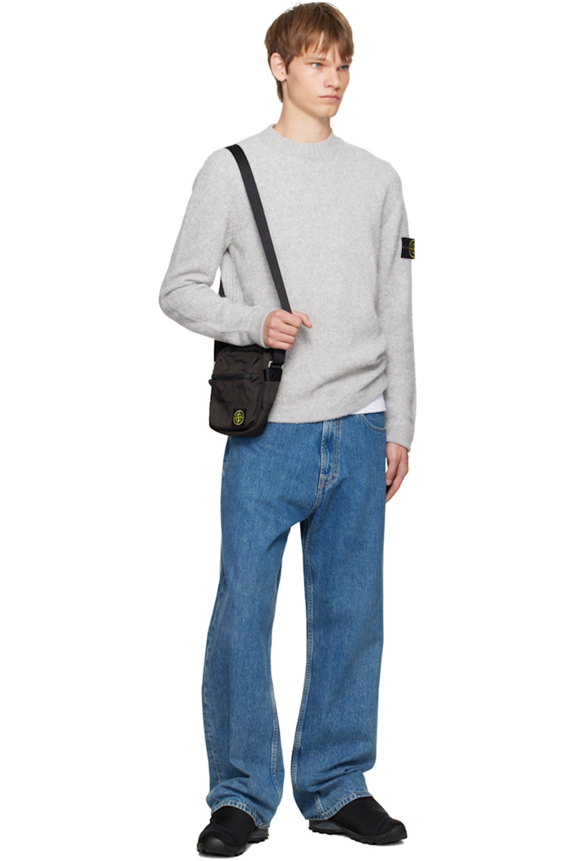 CORDURA® canvas pouch.

· Adjustable crossbody strap
· Zip pocket and logo patch at face
· Flap pocket at back face
· Zip closure
· Ripstop lining
· H8" x W7" x D2.5"

Supplier color: Lead grey