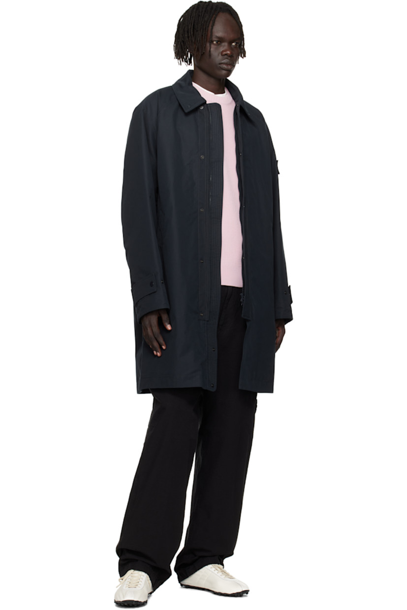 Organic cotton canvas coat. 

· Press-stud fastening at spread collar 
· Two-way zip closure and press-stud placket 
· Welt pockets at front 
· Raglan sleeves
· Detachable felted logo patch at sleeve
· Adjustable press-stud tab at cuffs
· Patch pocket at interior 
· Full brushed jersey lining 

Part of the Ghost collection.

Supplier color: Navy blue