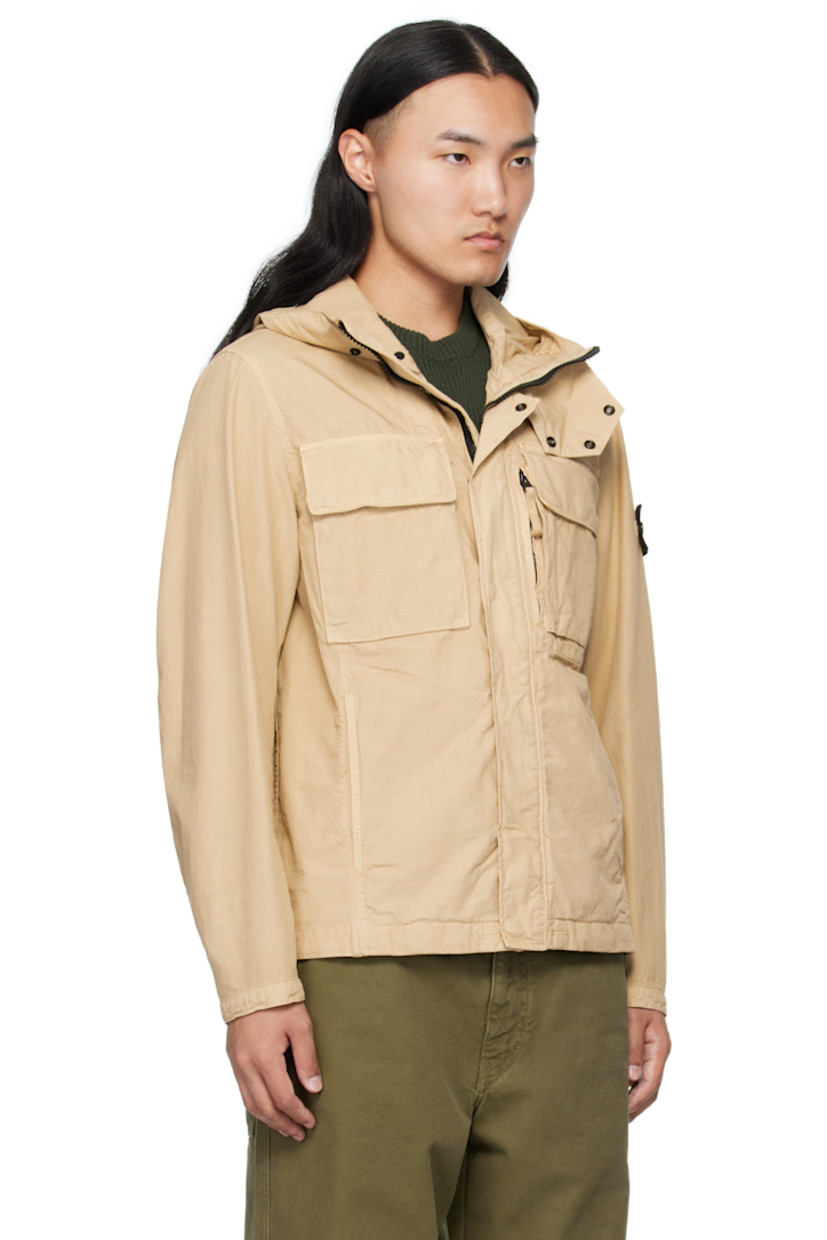 Organic cotton canvas jacket.

· Water-resistant anti-drop coating
· Press-stud throat guard at stand collar
· Concealed zip closure with press-stud placket
· Zip pocket and flap pockets at chest
· Welt pockets at waist
· Eyelets at armscyes
· Detachable logo patch at sleeve
· Adjustable press-stud cuffs
· Unlined

Supplier color: Desert