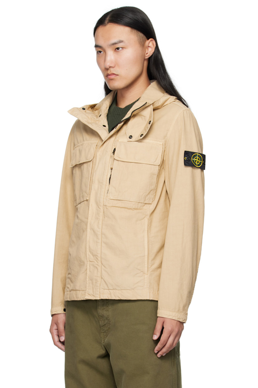 Organic cotton canvas jacket.

· Water-resistant anti-drop coating
· Press-stud throat guard at stand collar
· Concealed zip closure with press-stud placket
· Zip pocket and flap pockets at chest
· Welt pockets at waist
· Eyelets at armscyes
· Detachable logo patch at sleeve
· Adjustable press-stud cuffs
· Unlined

Supplier color: Desert