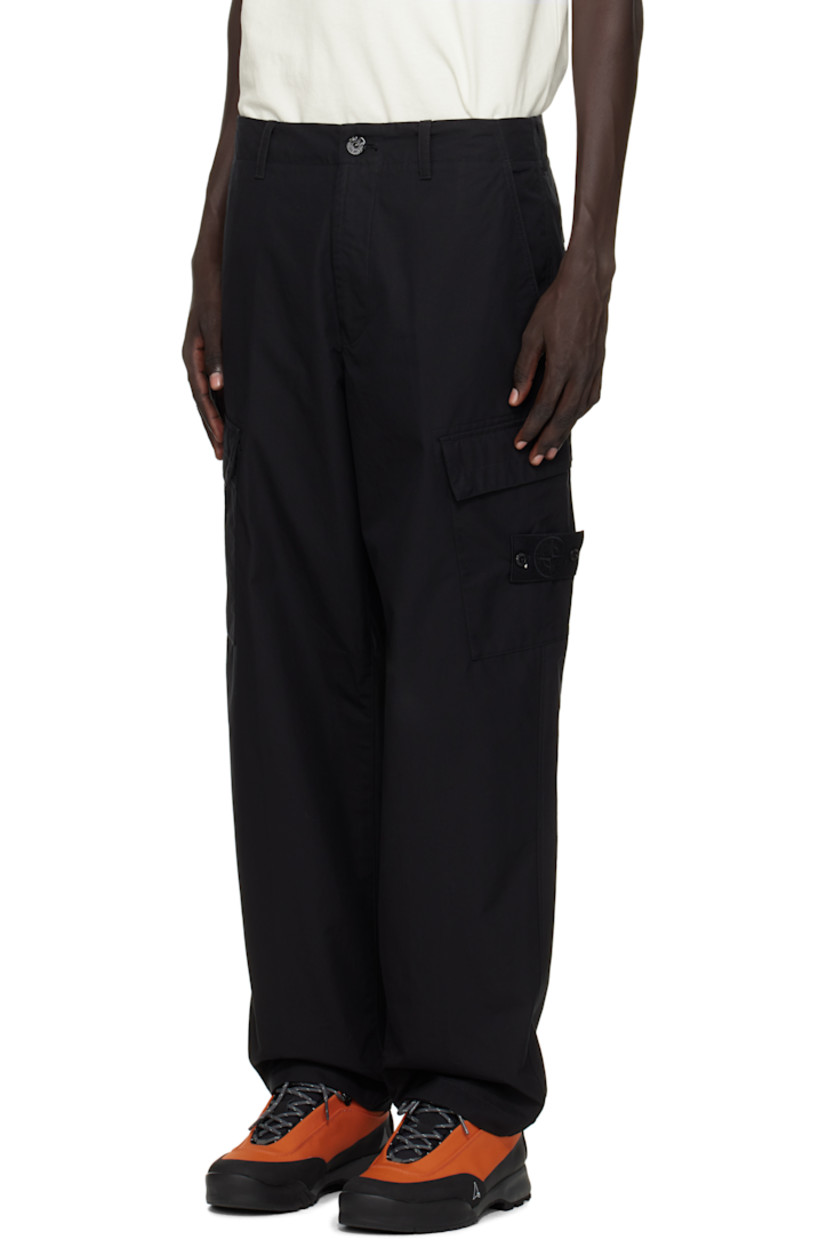 Plain-woven organic cotton cargo pants. 

· Belt loops
· Four-pocket styling
· Zip fly
· Flap pocket at outseams
· Detachable felted logo patch at outseam
· Logo-engraved hardware

Part of the Ghost collection.

Supplier color: Black