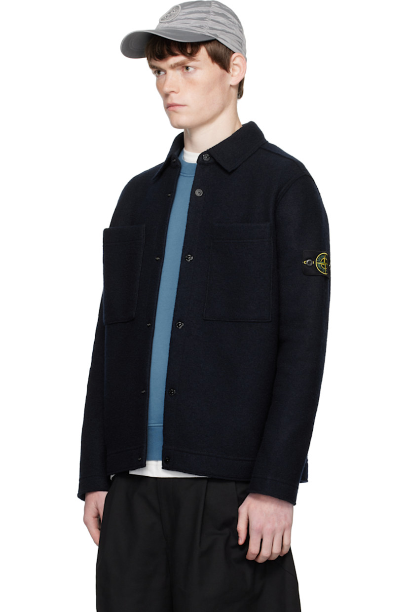 RWS-certified virgin wool fleece jacket.

· Spread collar
· Press-stud closure
· Patch pockets
· Detachable logo patch at sleeve
· Unlined
· Logo-engraved hardware

Supplier color: Navy blue
