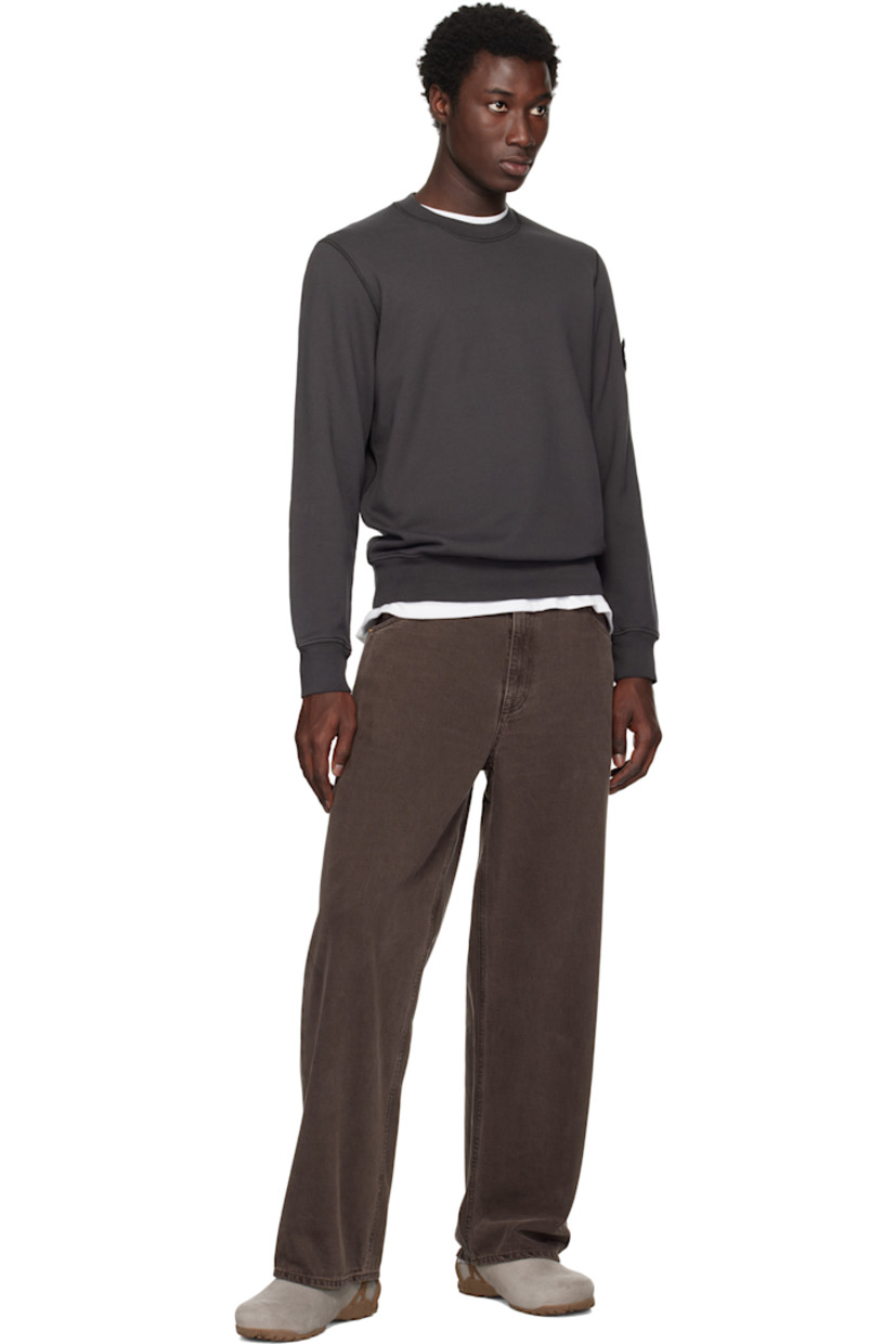 Garment-dyed organic cotton jersey sweatshirt.

· Rib-knit crewneck, cuffs, and hem
· Detachable felted logo patch at sleeve

Supplier color: Lead grey