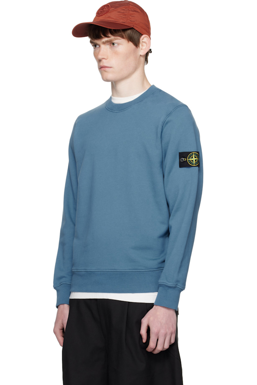 Organic cotton French terry sweatshirt.

· Garment-dyed
· Rib-knit crewneck, hem, and cuffs
· Detachable logo patch at sleeve

Supplier color: Blue acciaio