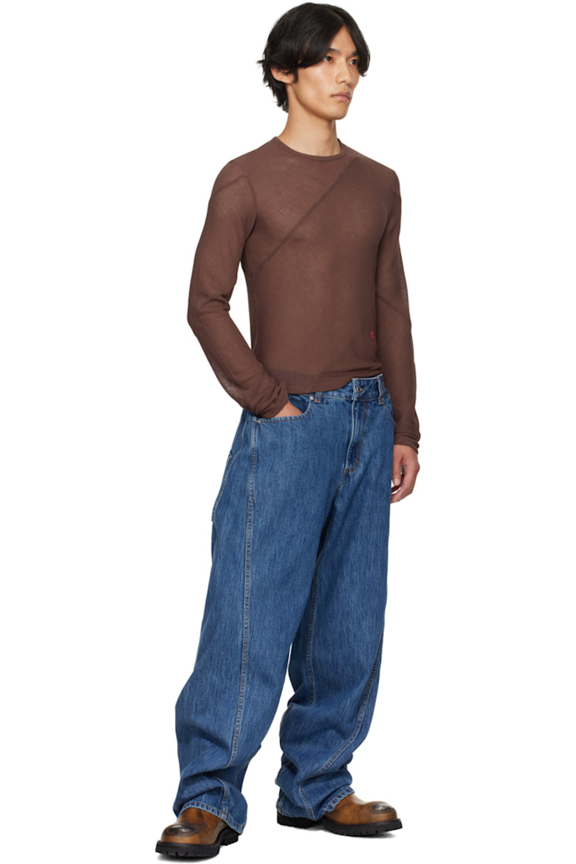 Non-stretch 14 oz denim jeans. 

· Fading throughout 
· Mid-rise
· Belt loops
· Four-pocket styling
· Zip fly 
· Curved legs  

Supplier color: Vintage indigo
