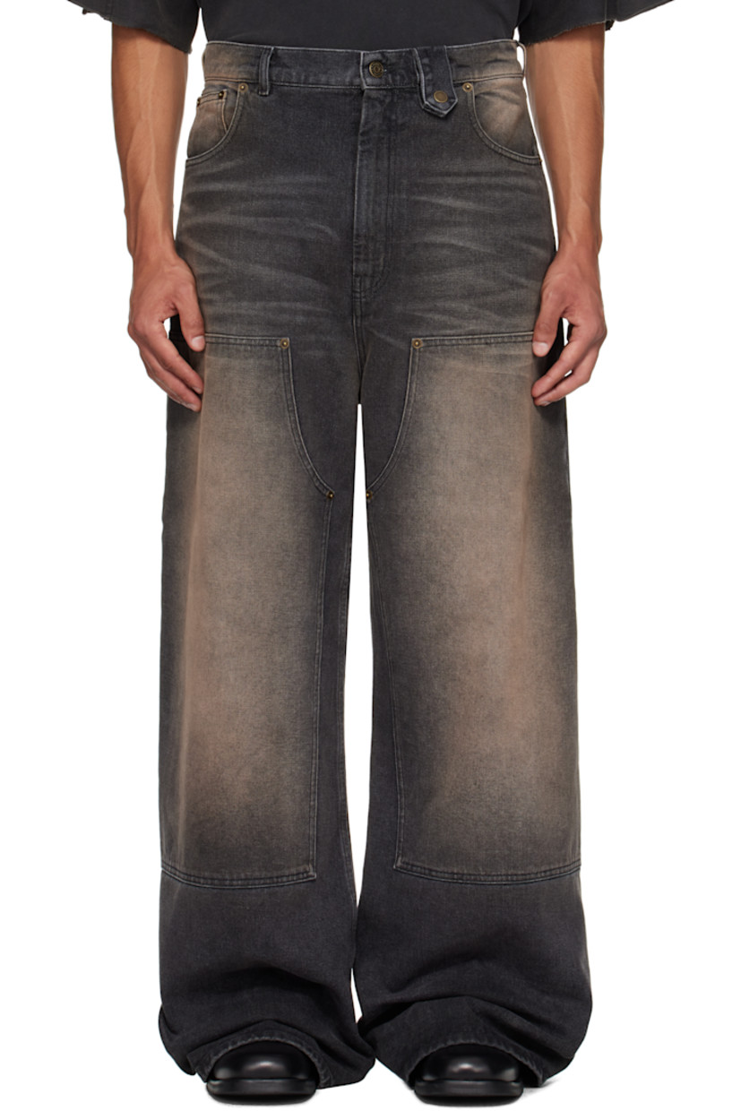 Non-stretch denim jeans.

· Fading and whiskering throughout
· Loose-fit
· Belt loops
· Press-stud belt loop
· Five-pocket styling
· Zip fly
· Panel at legs
· Logo patch at back waistband

Supplier color: Black