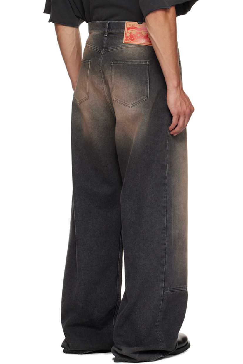 Non-stretch denim jeans.

· Fading and whiskering throughout
· Loose-fit
· Belt loops
· Press-stud belt loop
· Five-pocket styling
· Zip fly
· Panel at legs
· Logo patch at back waistband

Supplier color: Black