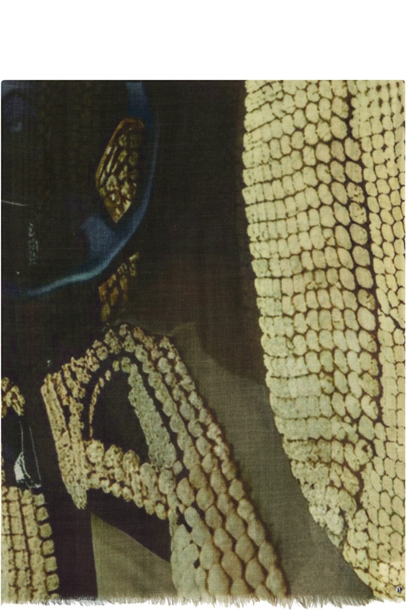 Rectangular wool flannel scarf.

· Graphic printed throughout
· Logo disc at end
· Fringed detailing at ends
· L80" x W40"

Supplier color: Saunarider print