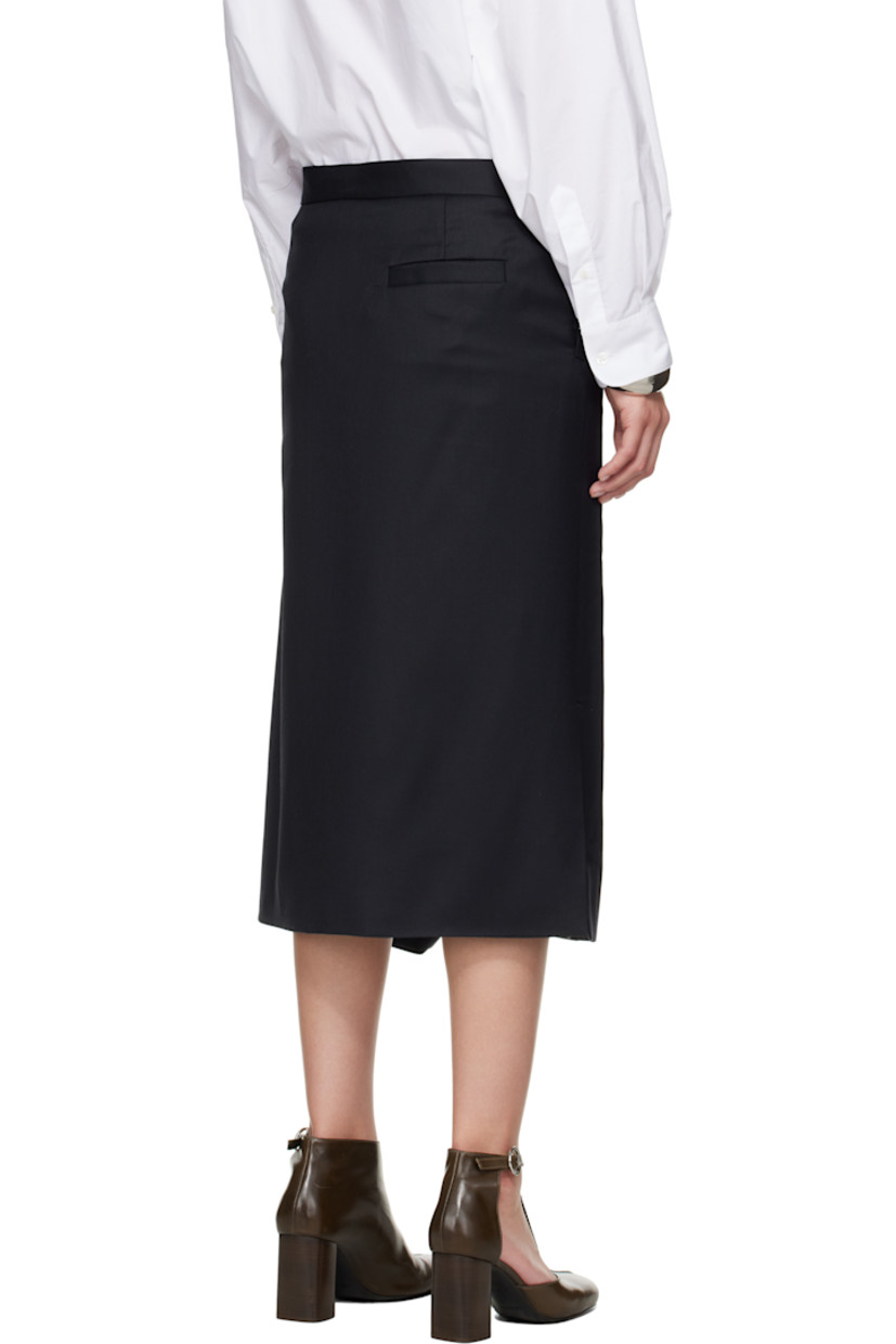 Plain-woven wool midi skirt.

· Wrap construction
· Four-pocket styling
· Adjustable exposed zip fly 
· Full satin lining 

Supplier color: Dark blue