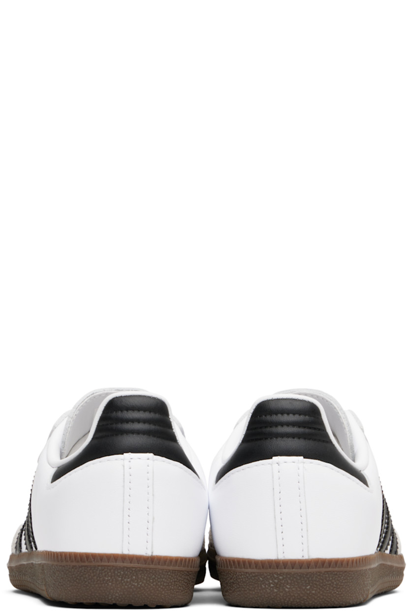 Low-top buffed leather sneakers.

· Suede trim at toe
· Lace-up closure 
· Logo printed at padded tongue
· Padded collar
· Signature serrated stripes at sides
· Text stamp at outer side
· Quilted heel tab
· OrthoLite® sockliner
· Faux-leather lining
· Treaded gum rubber sole

Supplier color: Cloud white/Core black/Gum

adidas Kids US Size: child's foot length 
3.5Y: 8.5" / 21.6 cm 
4Y: 8.7" / 22.1 cm 
4.5Y: 8.9" / 22.5 cm 
5Y: 9" / 22.9 cm 
5.5Y: 9.2" / 23.3 cm 
6Y: 9.4" / 23.8 cm 
6.5Y: 9.5" / 24.2 cm 
7Y: 9.7" / 24.6 cm 
7.5Y: 9.8" / 25 cm