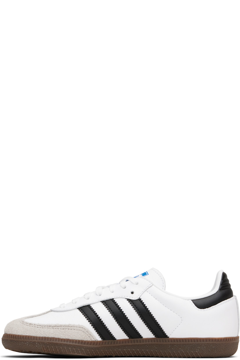 Low-top buffed leather sneakers.

· Suede trim at toe
· Lace-up closure 
· Logo printed at padded tongue
· Padded collar
· Signature serrated stripes at sides
· Text stamp at outer side
· Quilted heel tab
· OrthoLite® sockliner
· Faux-leather lining
· Treaded gum rubber sole

Supplier color: Cloud white/Core black/Gum

adidas Kids US Size: child's foot length 
3.5Y: 8.5" / 21.6 cm 
4Y: 8.7" / 22.1 cm 
4.5Y: 8.9" / 22.5 cm 
5Y: 9" / 22.9 cm 
5.5Y: 9.2" / 23.3 cm 
6Y: 9.4" / 23.8 cm 
6.5Y: 9.5" / 24.2 cm 
7Y: 9.7" / 24.6 cm 
7.5Y: 9.8" / 25 cm